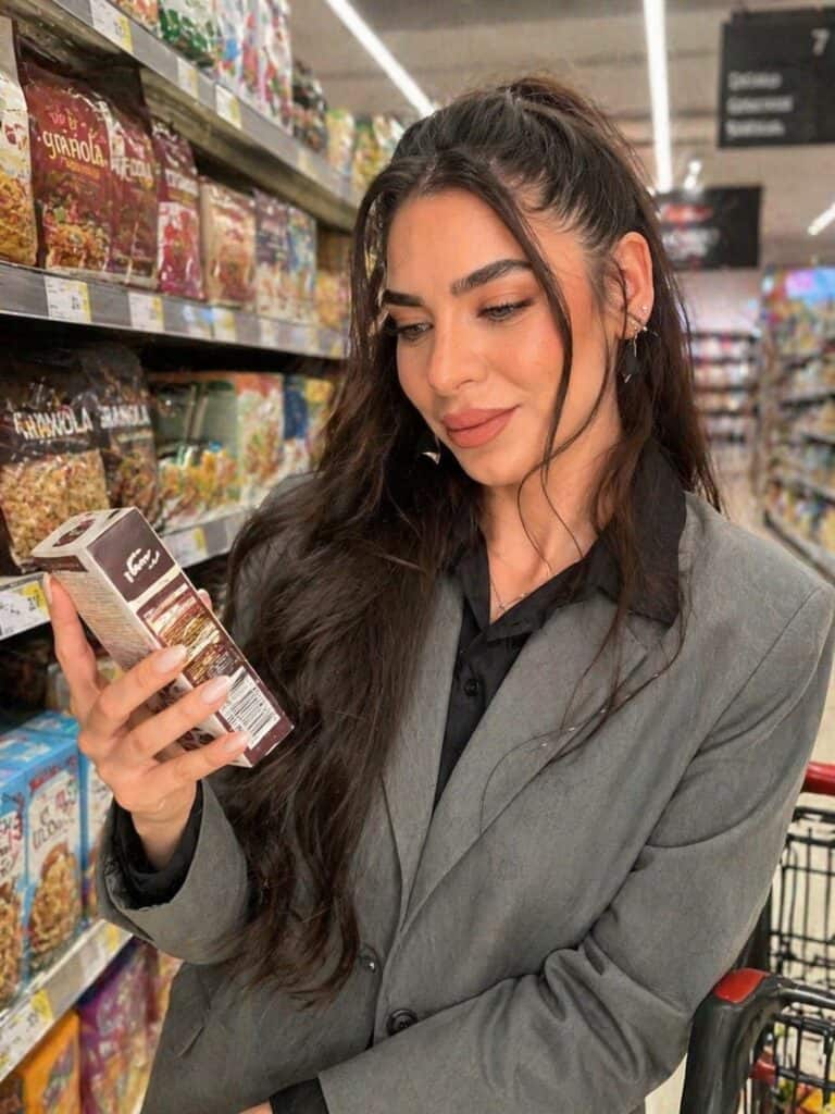 בדיקת תווית מזון בסופרמרקט